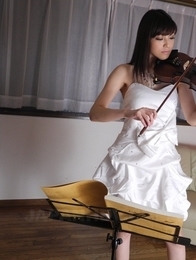 Violinist Yuria Tominaga rubs her pussy with the bow