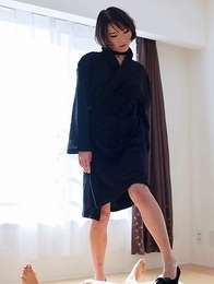 Short-haired beauty with a bush Misaki Akari lets him explode all over her feet