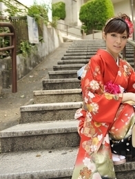 The kimono of Yuria Tominaga hide a beautiful hairy pussy