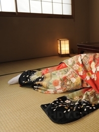 The kimono of Yuria Tominaga hide a beautiful hairy pussy